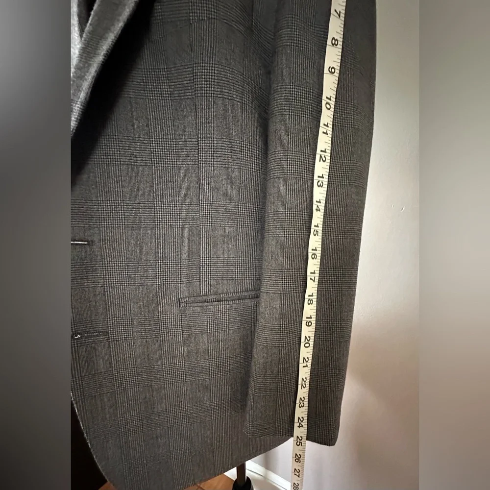 Gray Sport‎ Coat with Notch Lapel and Structured Shoulders